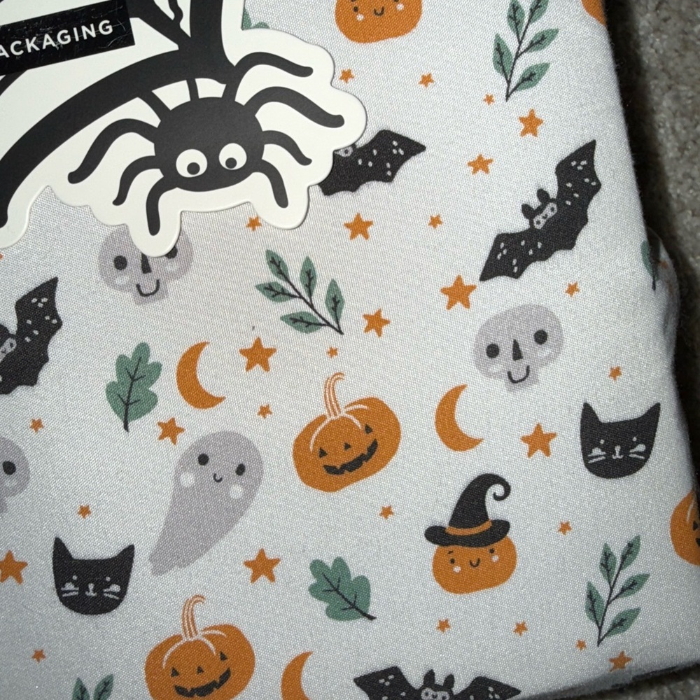 Halloween FULL sheet set includes fitted sheet and 2 pillowcases only - Picture 3 of 3